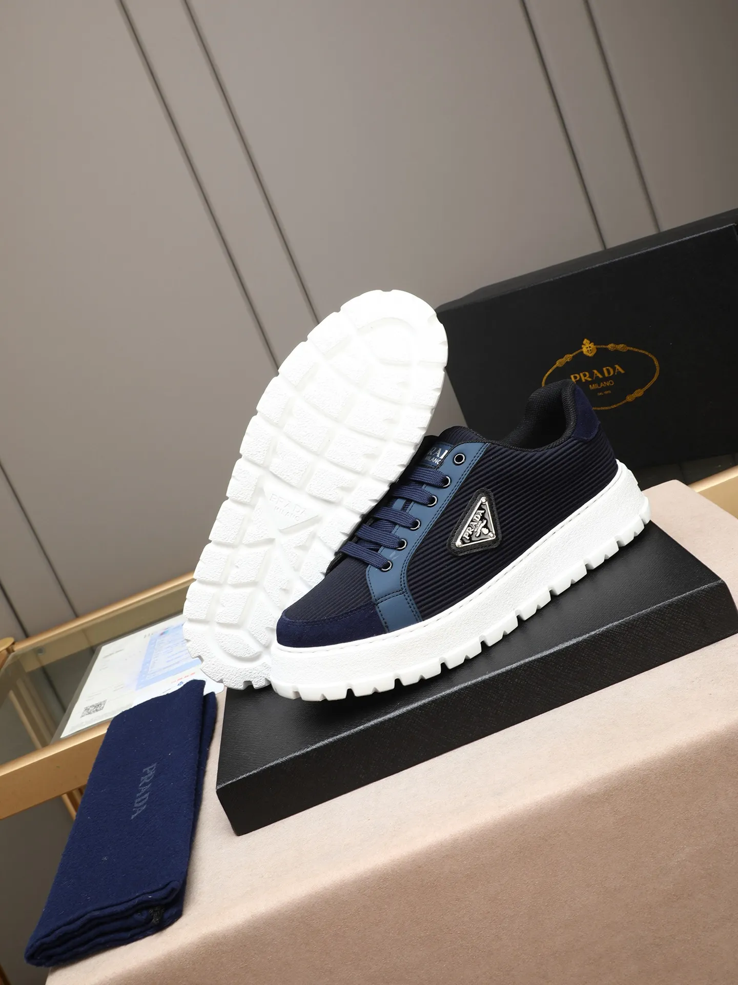 Men's Men's Shoes 💰440 Prada/Prada Men's new casual shoes, this sports shoe is made of imported calfskin upper with breathable mesh and breathable mesh lining. The foot pads are made of sheepskin, and the outsole is made of non-slip sports exclusive rubber outsole with logo. It feels good on the feet and is a fashionable item! Size: 38-44 (45 customized)